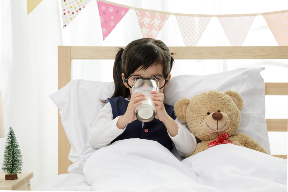 5 Manfaat Minum Susu Sebelum Tidur Bagi Si Kecil